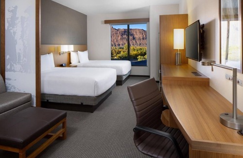 Moab Hotel | Arches Nearby! Next to North Window, Free Breakfast, Pool, Gym, Parking!