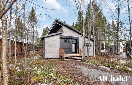 Pont-Rouge Ski Chalet | Archibald | Relaxing stay with spa | Swimming pool and Sauna