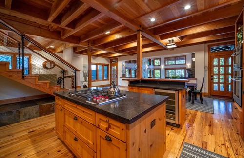Truckee House | Architectural Beauty with Views, Steps to The Lake and Piers