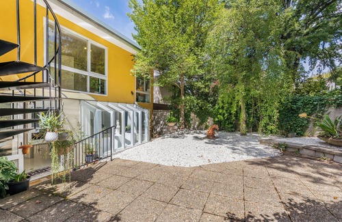 Yarralumla House | Architectural Comfy 2B&2B suite with garden view close to lake & Shopping Centre