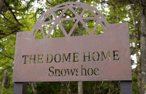 Snowshoe House | Architectural marvel w/firepit, hot tub, prime location, lounge & bar rooms!