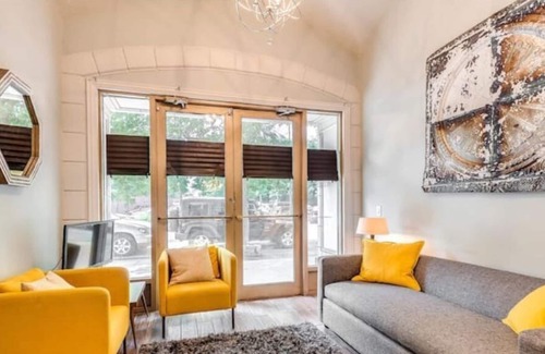 Old Town Triangle House | Archways at the Lincoln Park Zoo 2bed/2ba