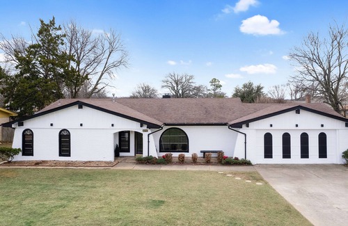 Ardmore House | Ardmore Retro Oasis gateway with Pool & Game Room