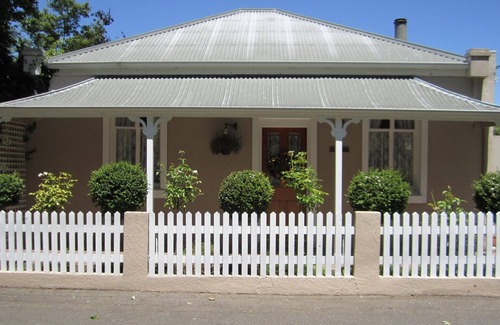 Evandale Cottage | Arendon Cottage - Charming Accommodation in the heart of historic Evandale.