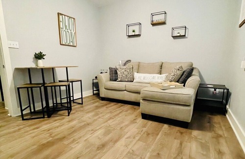 University Apartment | Ari's Grove- Close to it all!