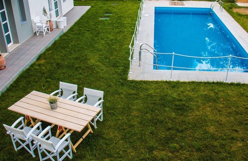 Olympiada Apartment | Aristotelia Gi Ikies - Cozy Pool & Sunny Getaway