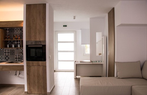 Olympiada Apartment | Aristotelia Gi Ikies - Cozy Poolside Suite