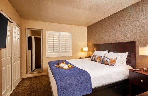 South Scottsdale Resort | Arizona Like it should be! 2 Modern Units, Free Parking, Five Onsite Pools!