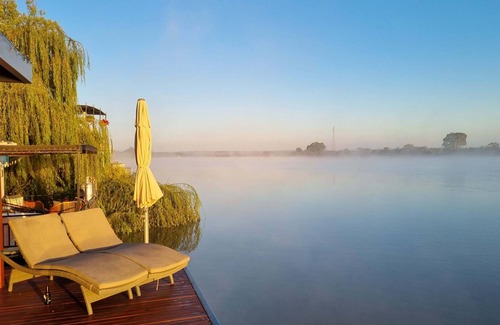 White Sands House | Ark-imedes - Unique float home on the Murray River