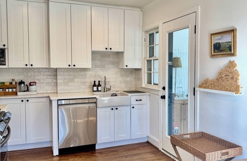Arlington House | Arlington Home, Minutes to DC!, Secure Parking, King Bed, Firepit, Pet Friendly