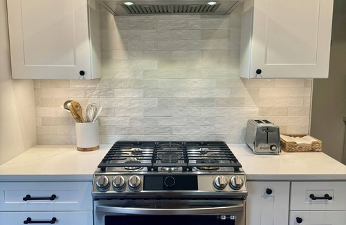 Arlington House | Arlington Home, Minutes to DC!, Secure Parking, King Bed, Firepit, Pet Friendly