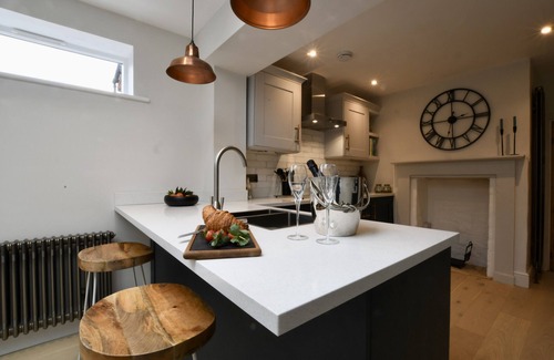 Orford Cottage | ARLO COTTAGE, ORFORD, pet friendly, with open fire in Orford