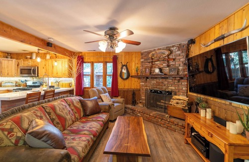 Twin Peaks Cabin | Arrowhead, A/C, Private Jacuzzi, Huge Backyard, 65" TV, Fully Stocked, Dogs OK.