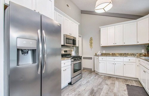 Bristol Cottage | Arrowhead Riverfront- 30 Min to ND Stadium