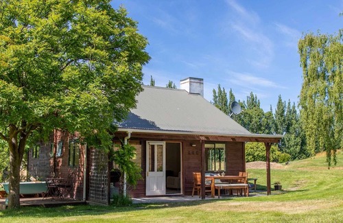 Arrowtown Cottage | Arrowtown - Country setting and easy walk to town