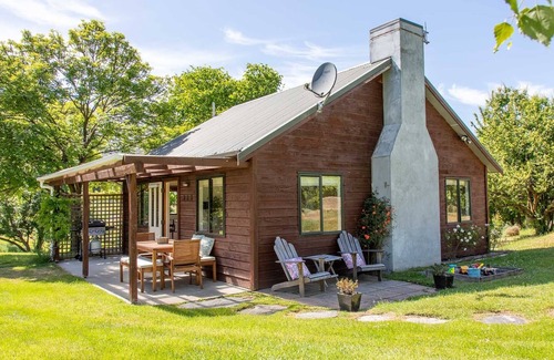 Arrowtown Cottage | Arrowtown - Country setting and easy walk to town