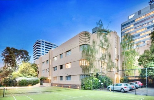 Melbourne Apartment | Art Deco Apartment across the road from Grand Prix