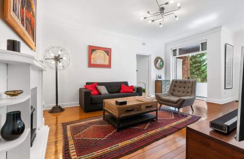 Bellevue Hill Apartment | Art-Deco Gem in Midlothian Opposite Beach