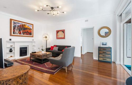 Bellevue Hill Apartment | Art-Deco Gem in Midlothian Opposite Beach