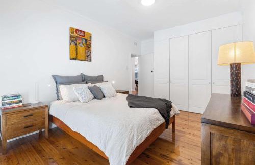 Bellevue Hill Apartment | Art-Deco Gem in Midlothian Opposite Beach