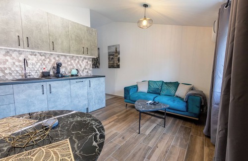 Golubovci Apartment | Art deco-inspired apartment in a quiet area near the Airport