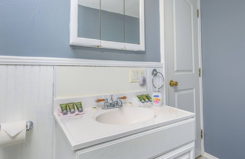 Maplecrest Bed & Breakfast | Art Nouveau Room Large room decorated in the Art Nouveau style with FULL-size bed, en suite bathroom.FREE breakfast. Sleeps 2.