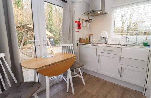 Blandford Saint Mary Cottage | ART STUDIO, pet friendly, with hot tub in Blandford Forum
