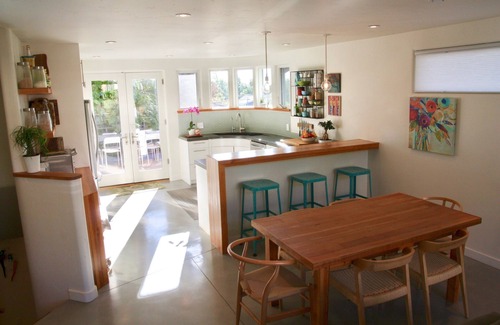 Newlands House | Artful Abode: Breezy In/Out Flow, Views & RoofDeck. Easy Walk to Pearl & Trails