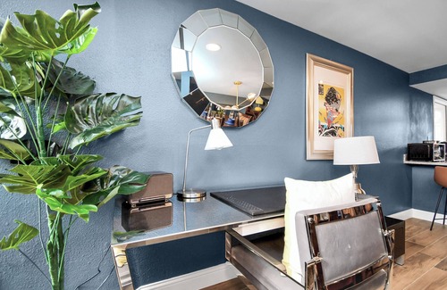 Hyde Park House | Artful Elegance with Pool & a Private Jacuzzi