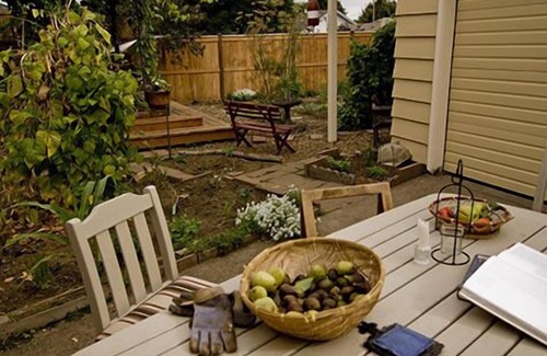Roseway Apartment | Artful, Rustic Backyard Cabin-Sustainable Ethic, Downtown 20 Min, 5-Star Shower
