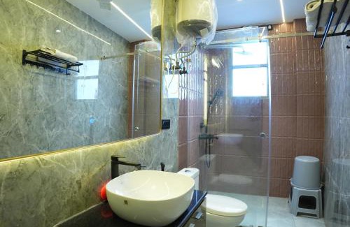 Sainik Farm Apartment | Artisan Abode 407