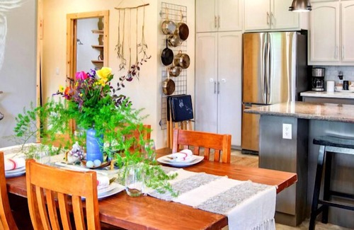 Sebastopol House | Artisan Boho, Equine Too, Farm Fresh Eggs, Spa, Vino & Views!