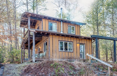 Marshall Cabin | Artisan Cabin Escape: Nature-Inspired Getaway
