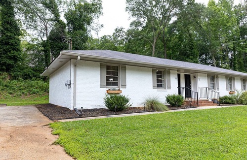 Covington House | Artist's Bungalow- 1/2 mi from Covington Square