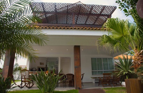Canto Grande House | Artist's House, 4 suites, and an amazing pool 60 m from the sea.