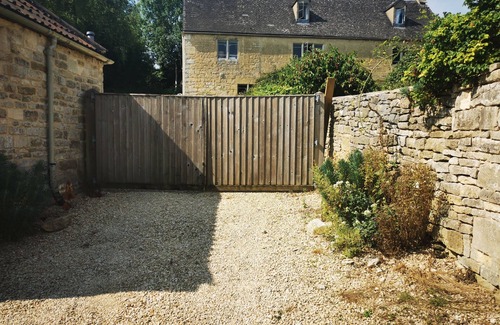 Edge Apartment | Artist's Studio in Edge in stunning countryside