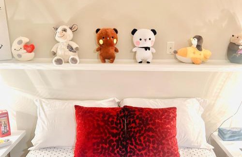 North Glenmore House | Artistic and stylish english charm backyard private guest house with master bedroom and living room