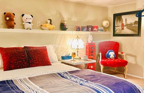 North Glenmore House | Artistic and stylish english charm backyard private guest house with master bedroom and living room