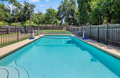 Maple Ridge Apartment | Artistic apartment with pool, 5-min to downtown