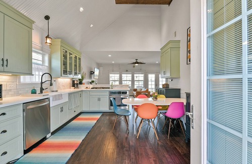 Dickinson House | Artistic & Charming 2-bedroom house on quiet lake near NASA and Galveston