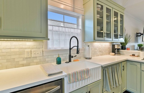 Dickinson House | Artistic & Charming 2-bedroom house on quiet lake near NASA and Galveston
