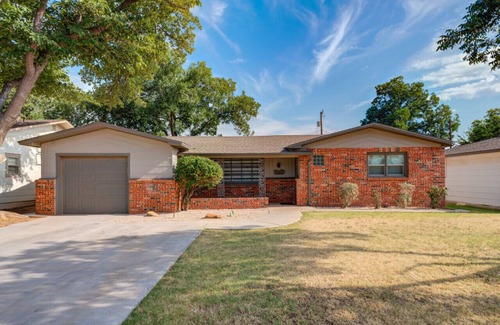 Lubbock House | Artistic Escape - 2BR/2Bath - Dog Friendly