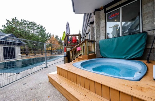 Craigleith Condo | Artistic Hillside Loft