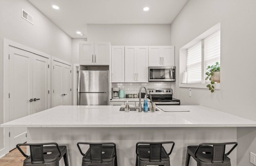 Conshohocken Apartment | Artistic King Bed Apt w/Free Parking Built in 2023