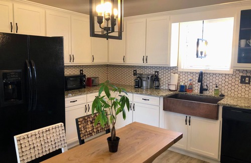 Chickamauga House | Artistic Retreat - Walk Downtown, Sparkling Clean!