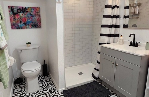 Fairhope Apartment | Artist’s Cozy Studio Retreat, A short walk to Mobile Bay and Downtown Fairhope