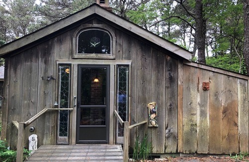 Dennis Cottage | Artists Getaway -Nestled near Scargo Lake