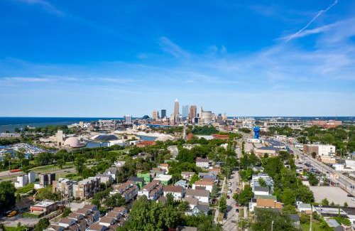 Detroit - Shoreway House | Arts District Walk to Restaurants, Bars Sleeps 8 -Tillman