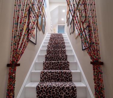 Detroit - Shoreway House | Arts District Walk to Restaurants, Bars Sleeps 8 -Tillman