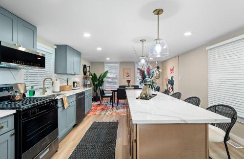 Detroit - Shoreway House | Arts District Walk to Restaurants, Bars Sleeps 8 -Tillman